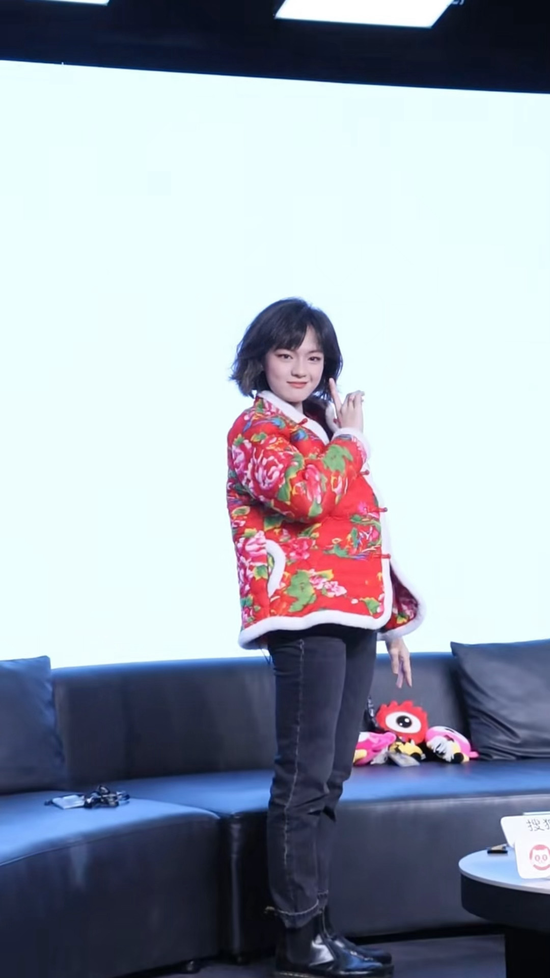 文淇穿东北大花袄跳企鹅舞，面对抽象统统笑纳了