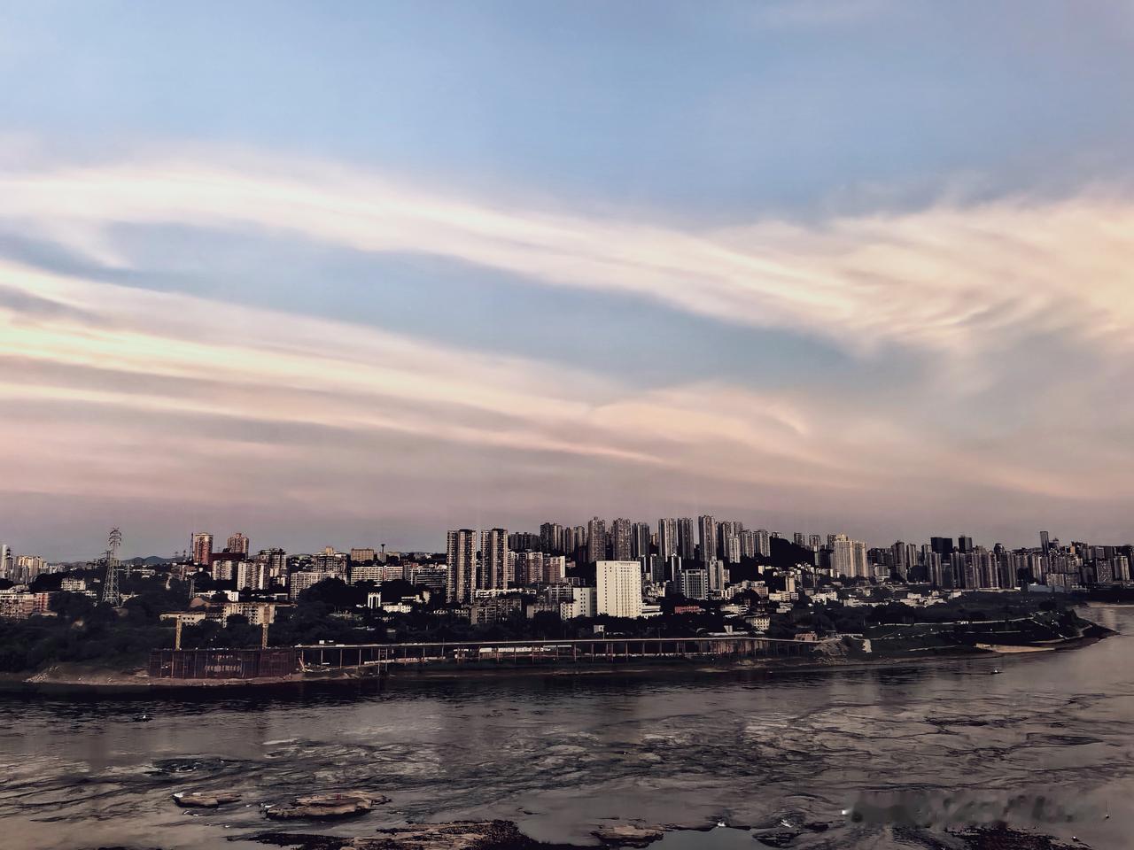 拍一张你的城市美景谢谢你在无意之间刷到了我拍的照片，勒里是重庆江岸风景，江上正在
