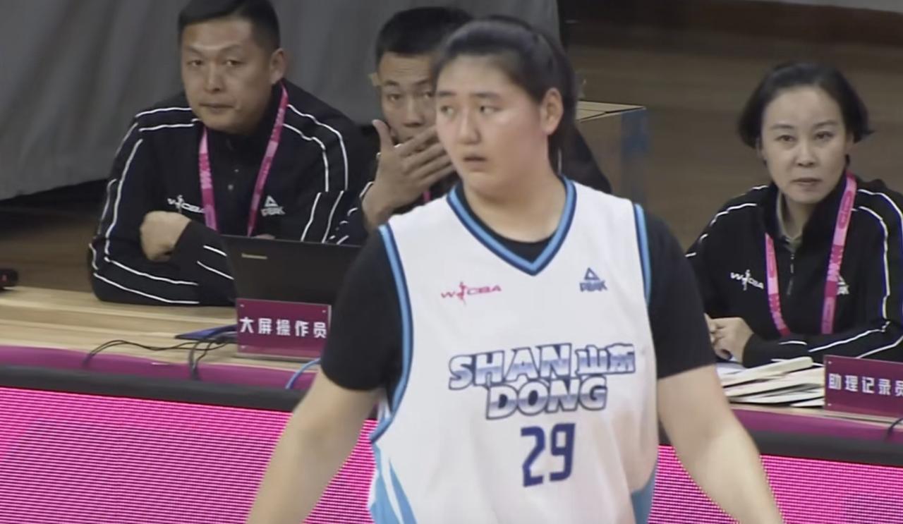 看来新疆女篮，已经找到了，扼制山东女篮的最大威胁，中国女篮的巨塔张子宇的方法了。