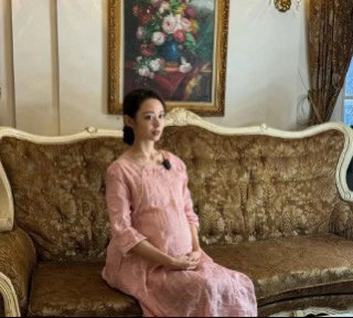 不愧是明星，怀孕时候都美若天仙啊。 