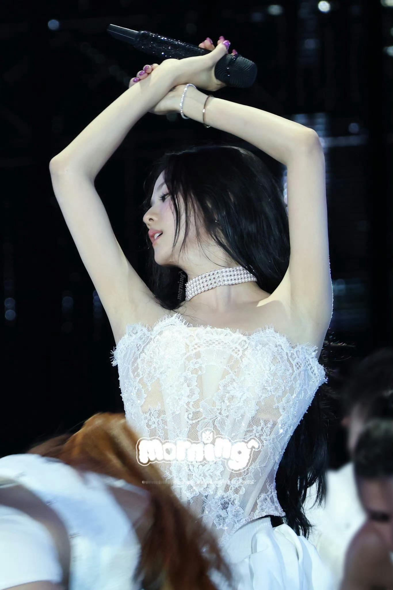 金智秀 jisoo保存一下这两天秀秀姐～😘😘😘 ​​​