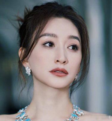 【李小冉曲终人散】李小冉用曲终人散告别五公6月22日，李小冉更新社交平台，分享张