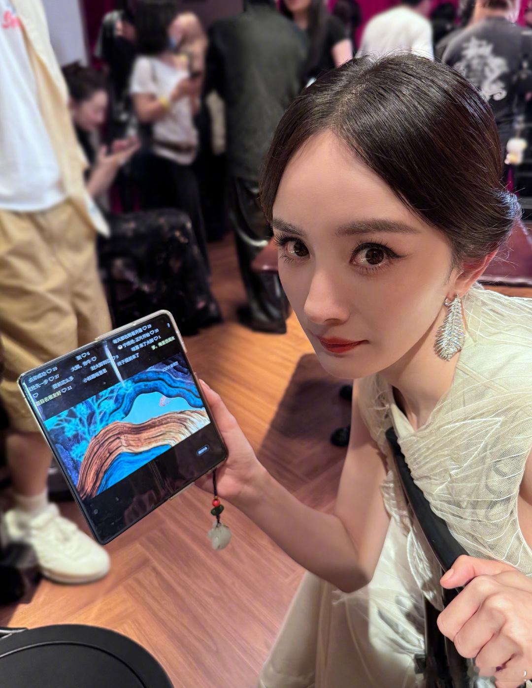 剧宣标杆 85花杨幂90花杨紫杨幂和杨紫都是我非常喜欢的女演员 最近在追生万物完