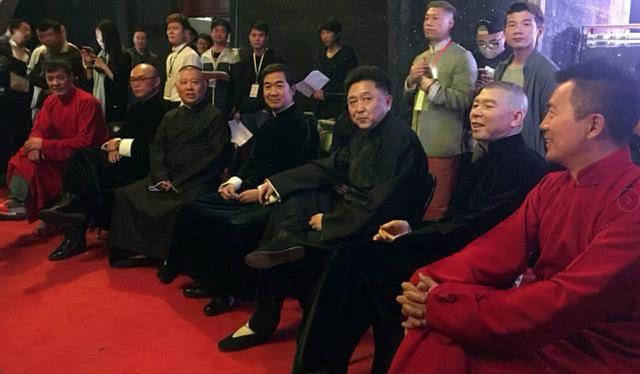 2016年，德云社20周年庆典，于谦在嘉宾席上的坐姿，真的好霸气啊！

那个时期