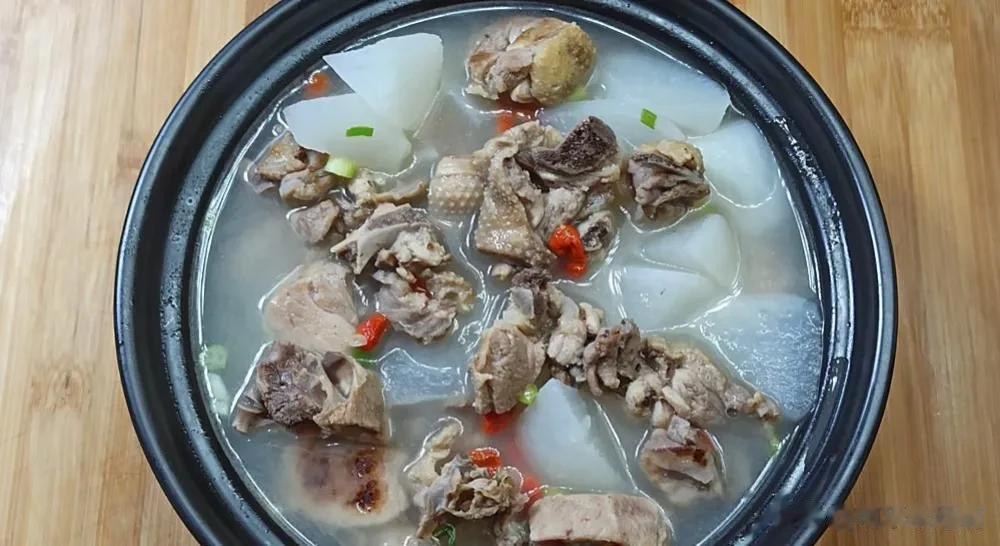 #我家餐桌入秋了# 
秋天饮食应以滋阴润燥为主，多食温润食品。鸭的蛋白质含量比畜