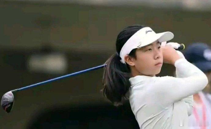 刘国梁女儿继承了爸爸的运动天赋，13岁世界高尔夫之星比赛夺冠。奖金1500万 ​