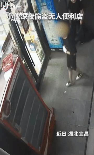 深夜的湖北宜昌，街头空无一人，一家便利店却迎来不速之客。两名小伙分工明确，一人放