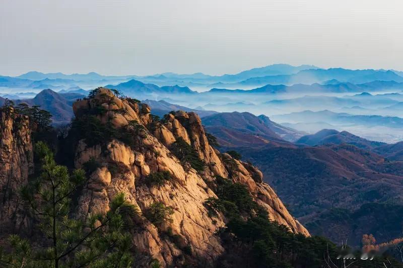 上联：日落千山静，求下联云归万岭幽。
