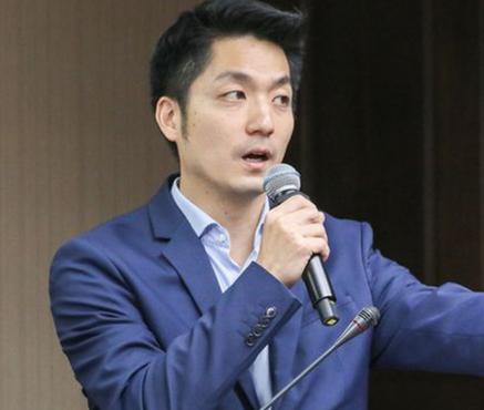 蒋万安22日谴责大陆"打压台湾国际空间"，话音未落，震传媒民调同天出炉，他成了蓝