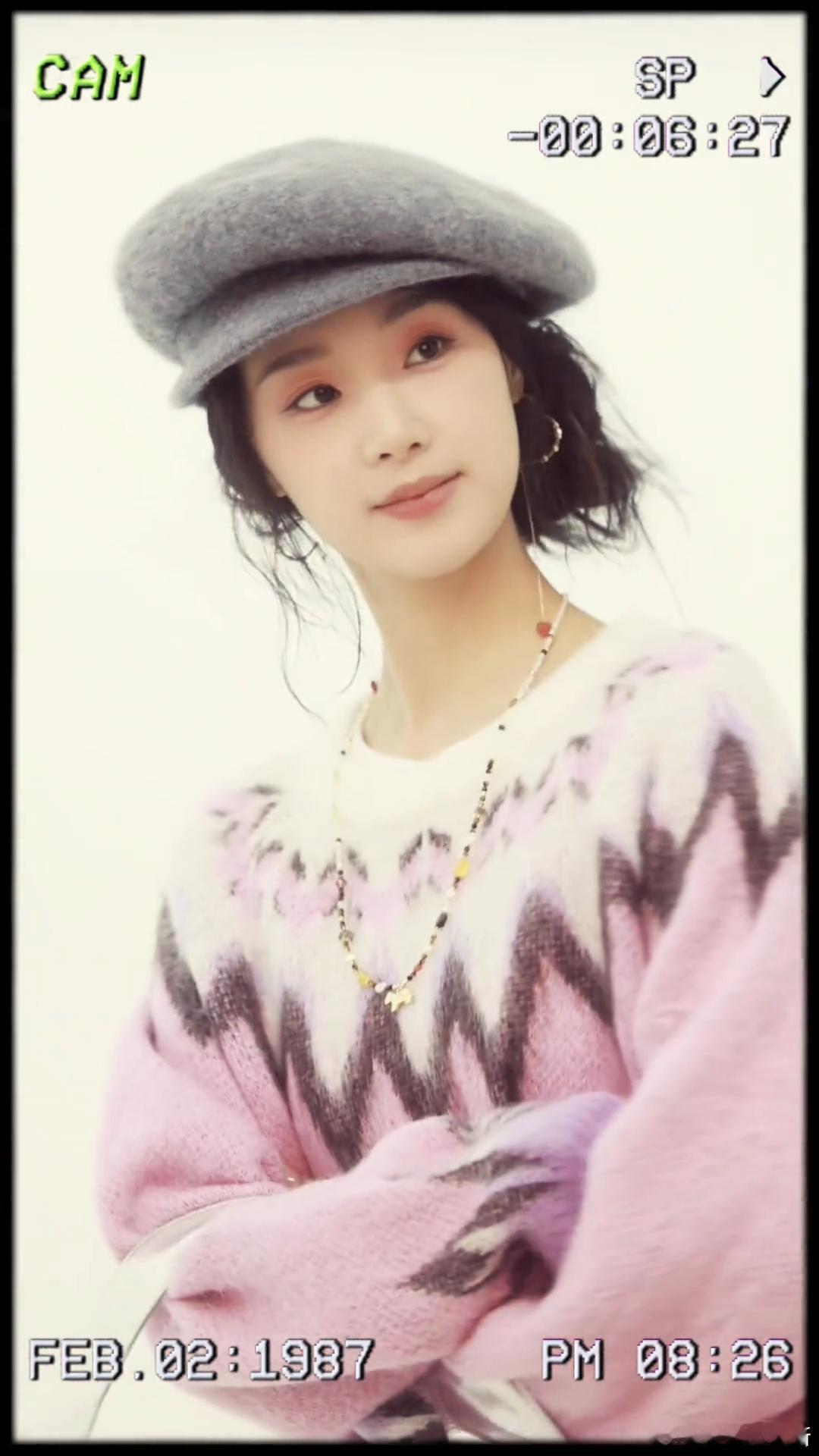 短剧女主妆造梦回台偶韩偶巅峰 大耳圈一晃，侧绑发一甩，贝雷帽一歪——短剧女主出场