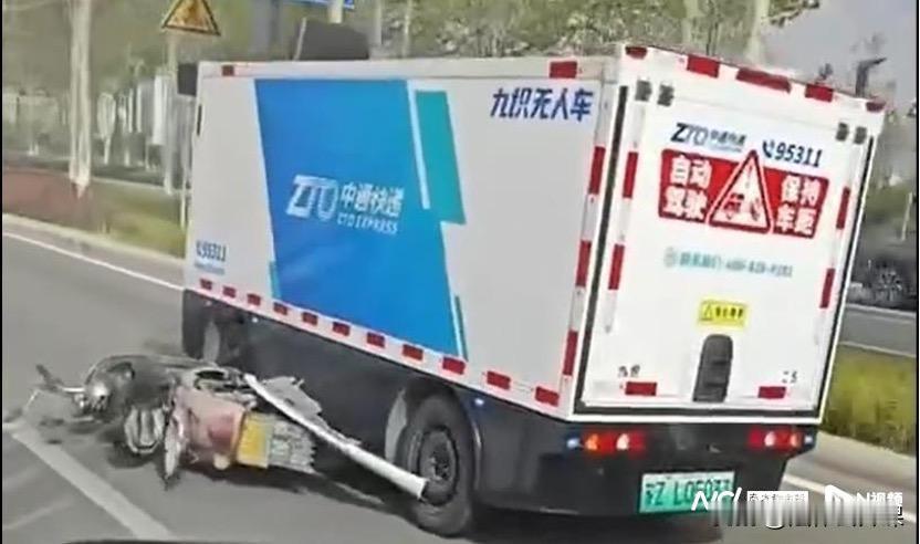 据悉，九识智能的无人配送车在多地频发交通事故，从北京昌平的撞车逃逸事件，到西安的