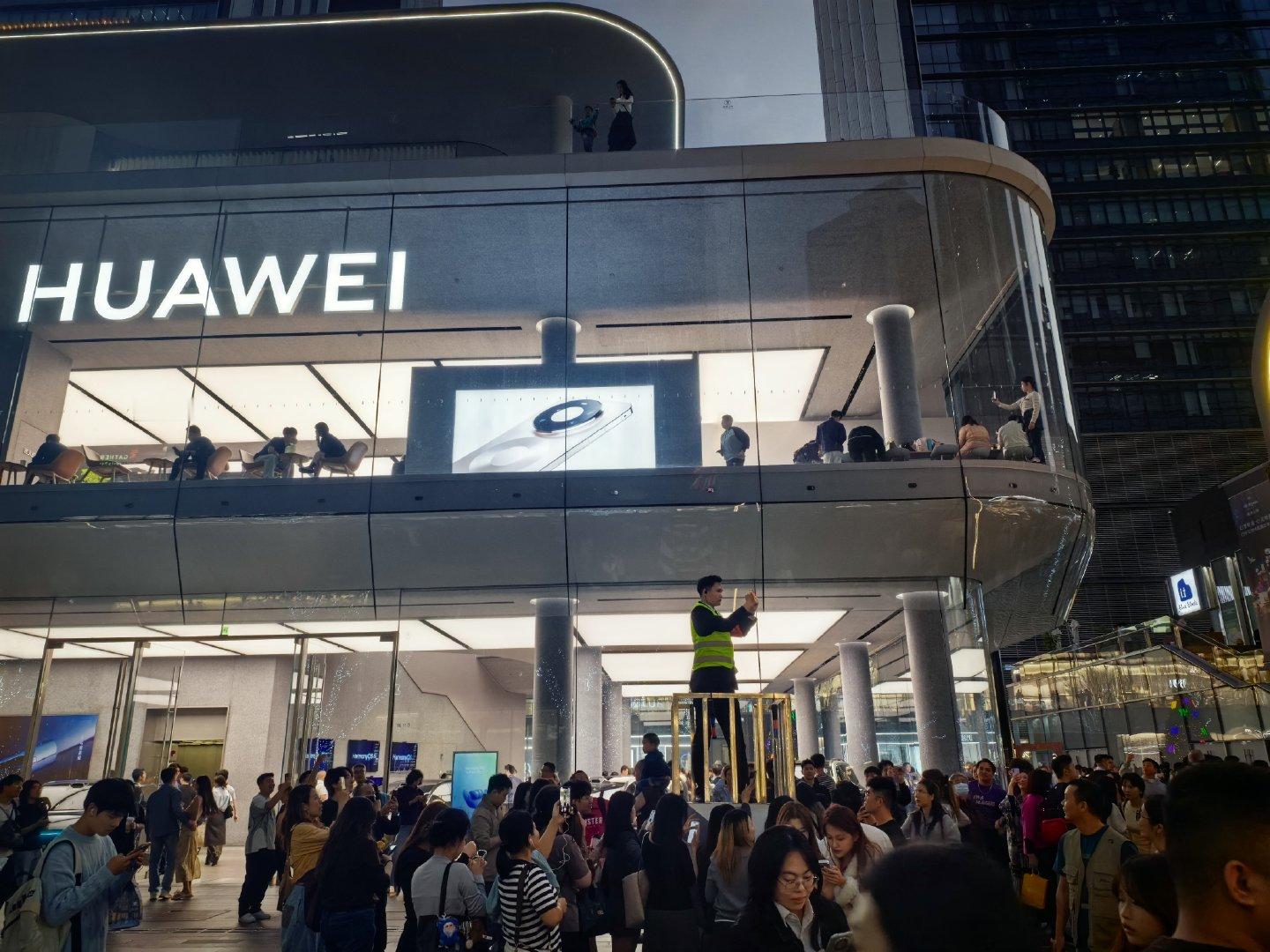 万象天地整了个工作人员专门帮游客拍Diptyque书本圣诞树，还得是深圳