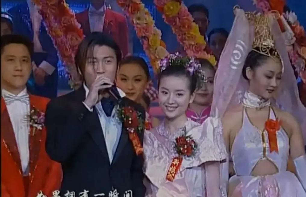 董洁最早荧屏秀是2000年上春晚给谢霆锋伴舞，谢霆锋独唱的歌曲是《今生共相伴》。