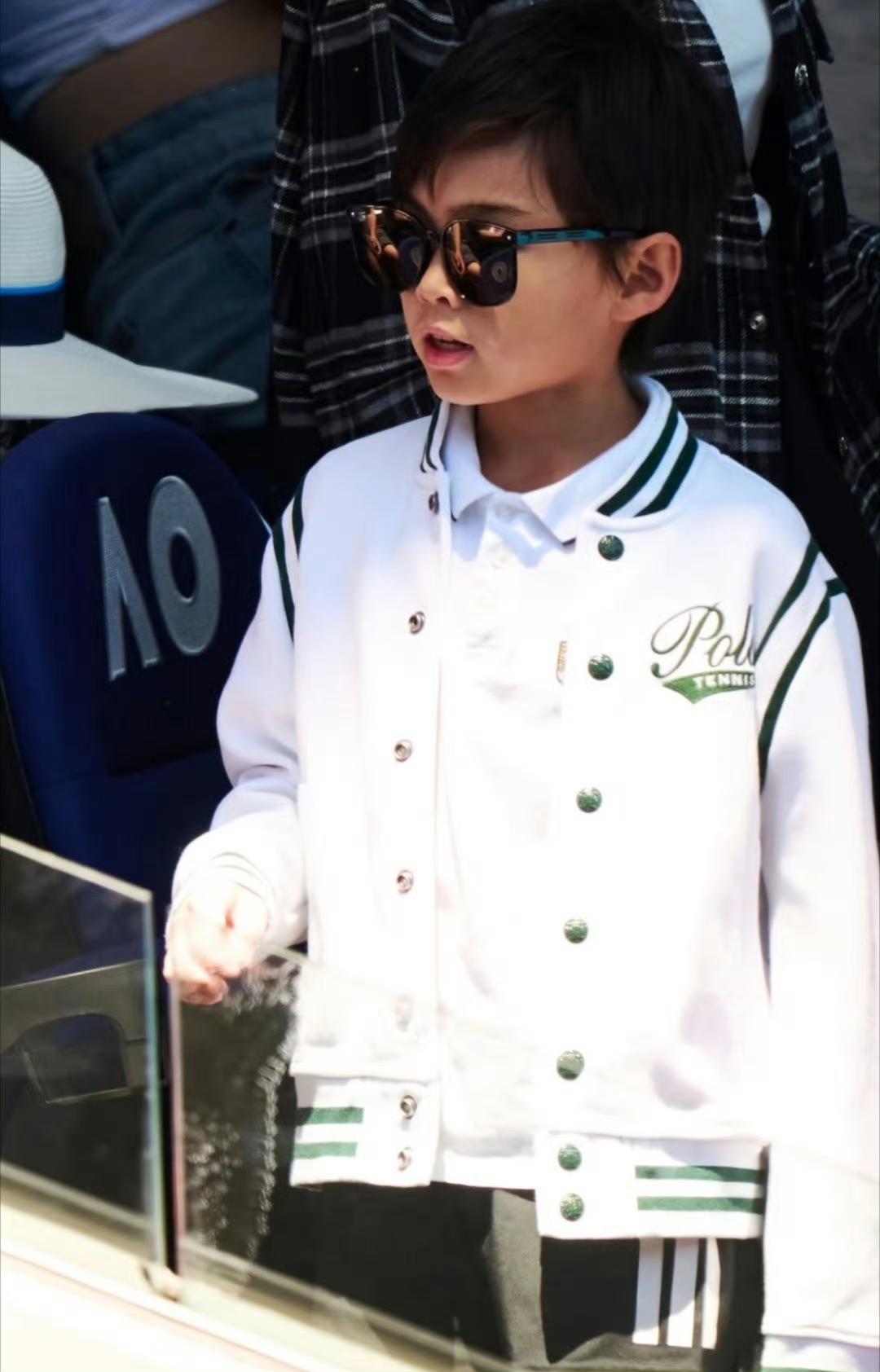 周杰伦儿子，感觉又像妈妈又像爸爸，是个很酷的小男生。 ​​​