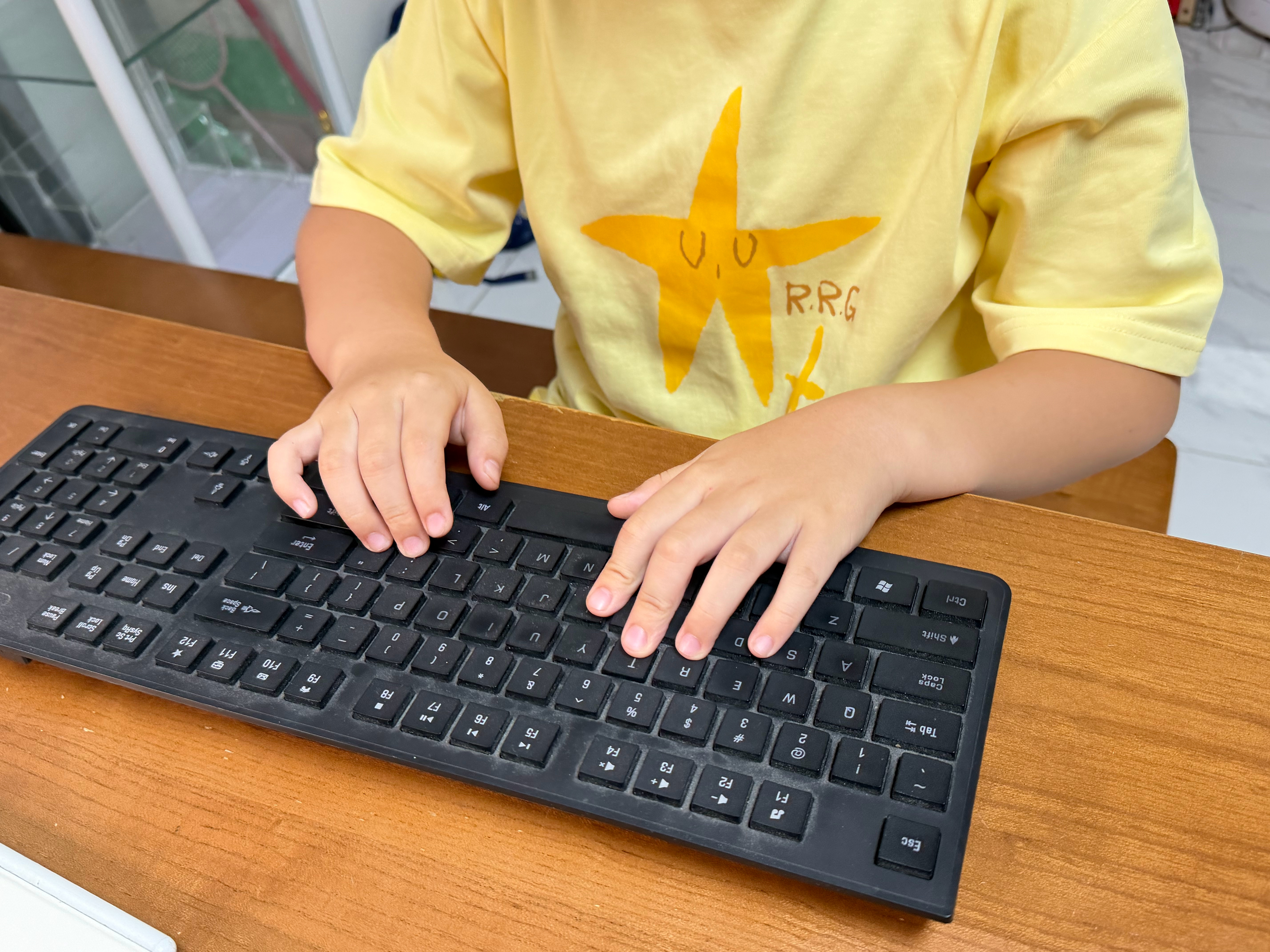 这小p孩无聊到在研究键盘⌨️顺势而为让他把几个单词打卡了哈哈😆，聪明如我每天让