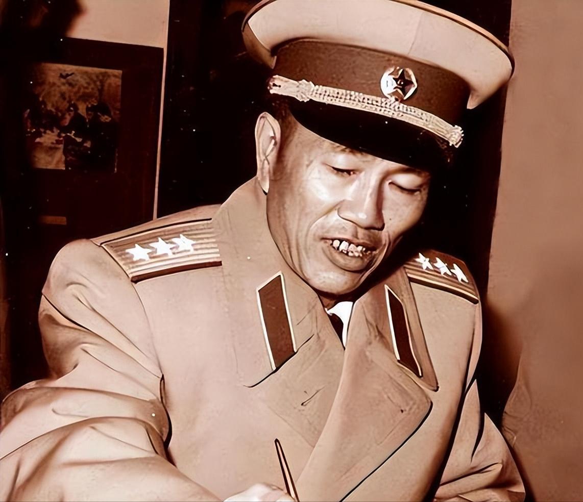 1979年，邓华住院，谁知许世友知道后，却有些生气，还抱怨道：“老邓不够意思啊，