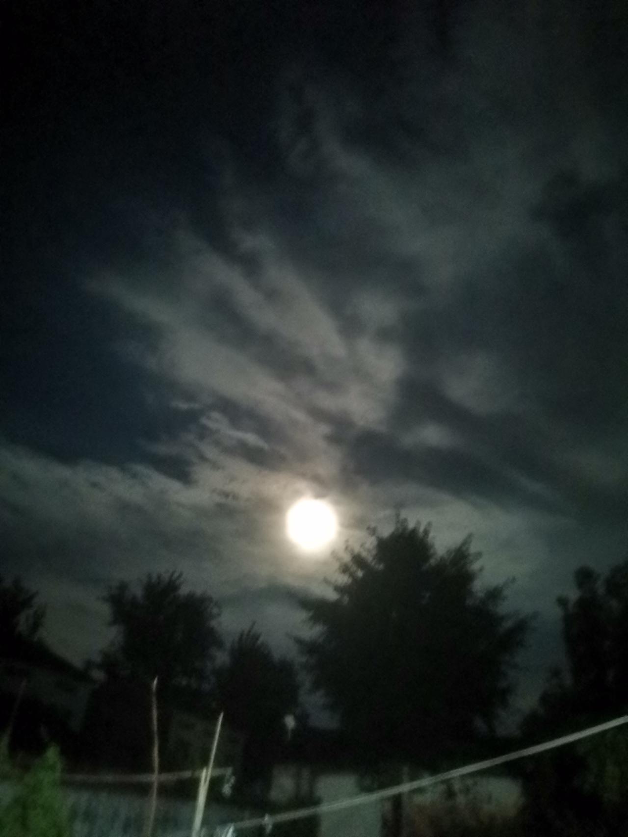 下午两点一十五分开始下了四十分钟的暴雨，雨就渐渐的小了，停了。
五点多，太阳又出
