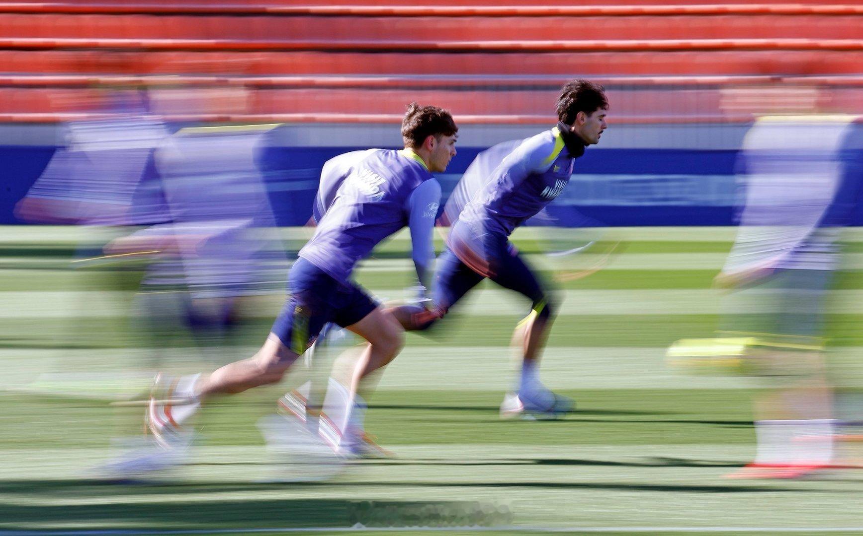 西蒙尼昨天在训练中对阵型做了大改动:奥布拉克；莫利纳 - 吉梅内斯 - 朗格莱 