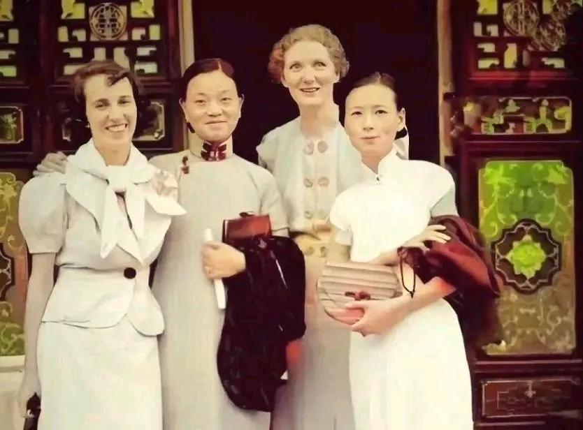 这张照片拍摄于1935年8月 ，照片上的人物分别是费慰梅、林徽因、林徽因的女儿梁