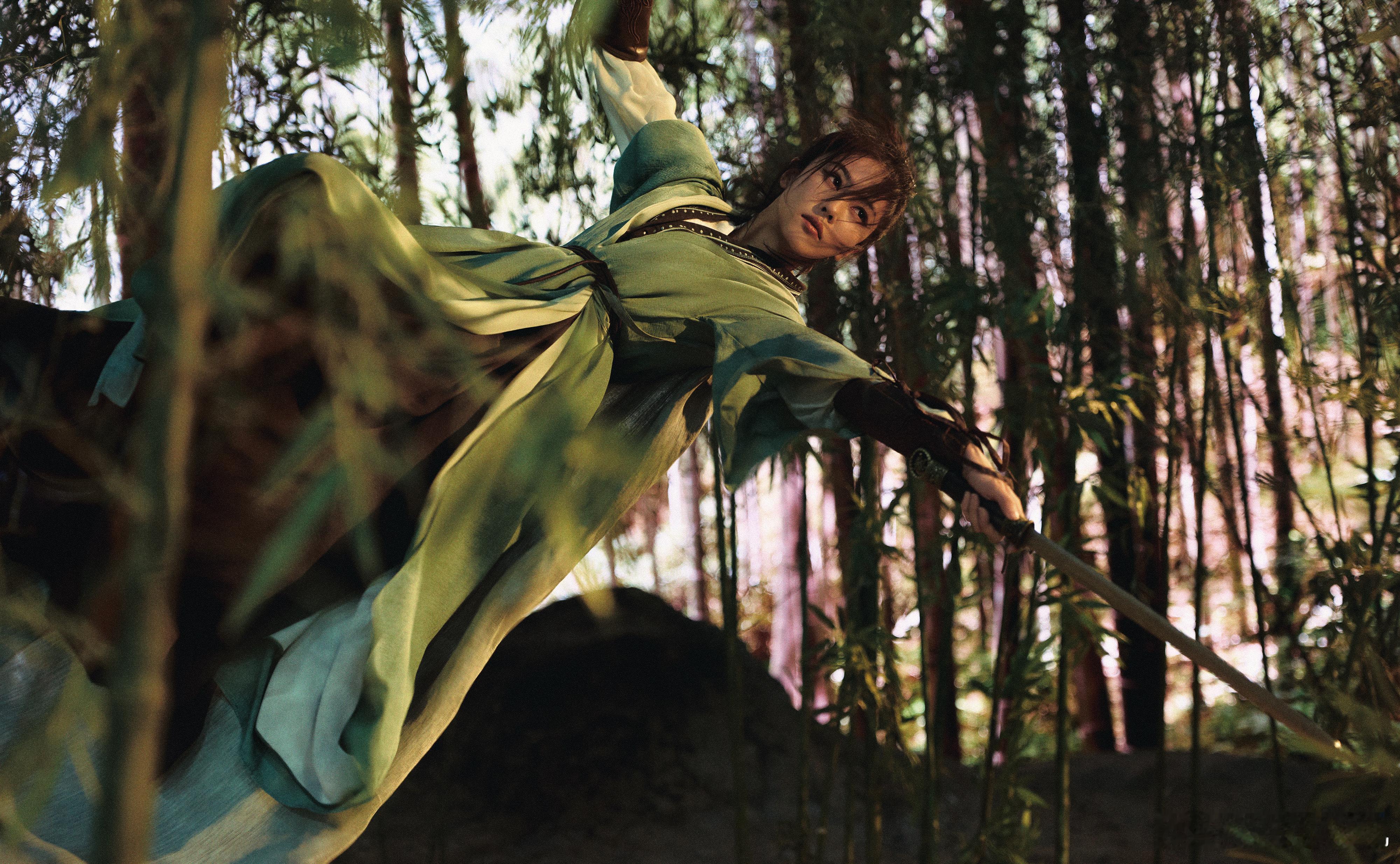 绯衣似火，踏过大漠黄沙；锐光藏锋，勘破盛世谜章。欢娱影视演员领衔主演的《唐宫奇案