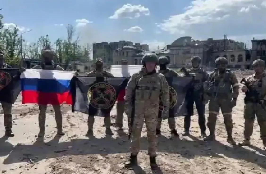 巴赫姆特损伤超过10万人乌克兰还能坚持多久？近日乌军在战场上遭遇重大溃败，经过9