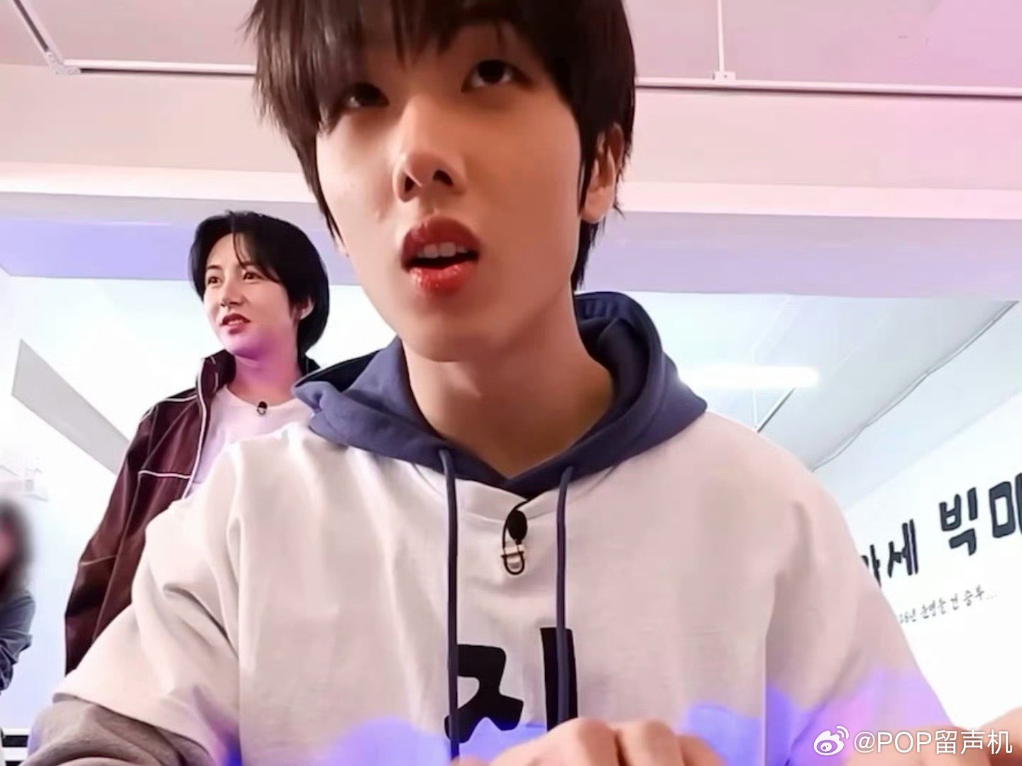 地租这段磨皮太轻把我吓到了，老叔们大鱼大肉酗酒泡夜店，小叔们烟酒都来买水熬夜打游