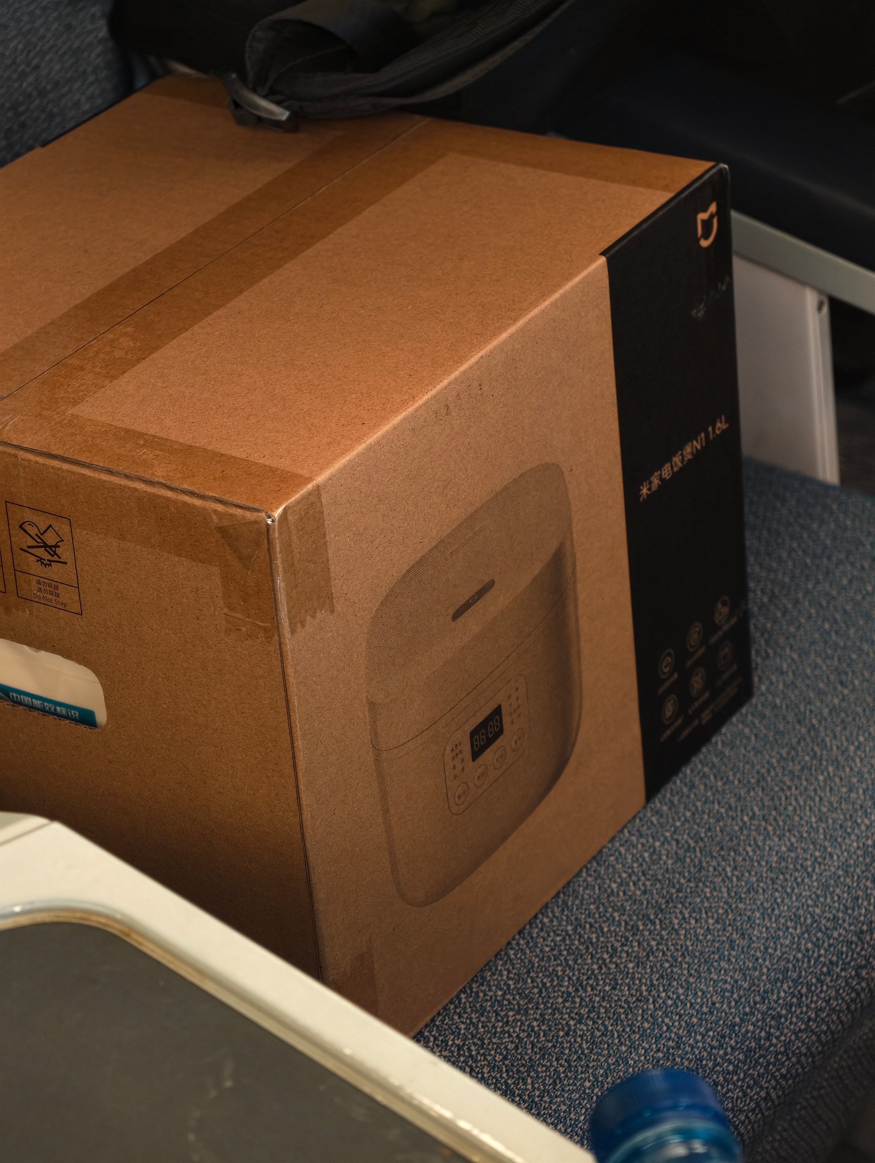 邻座的德国大哥，千里迢迢从中国背回一个小米电饭煲到德国。有些感动