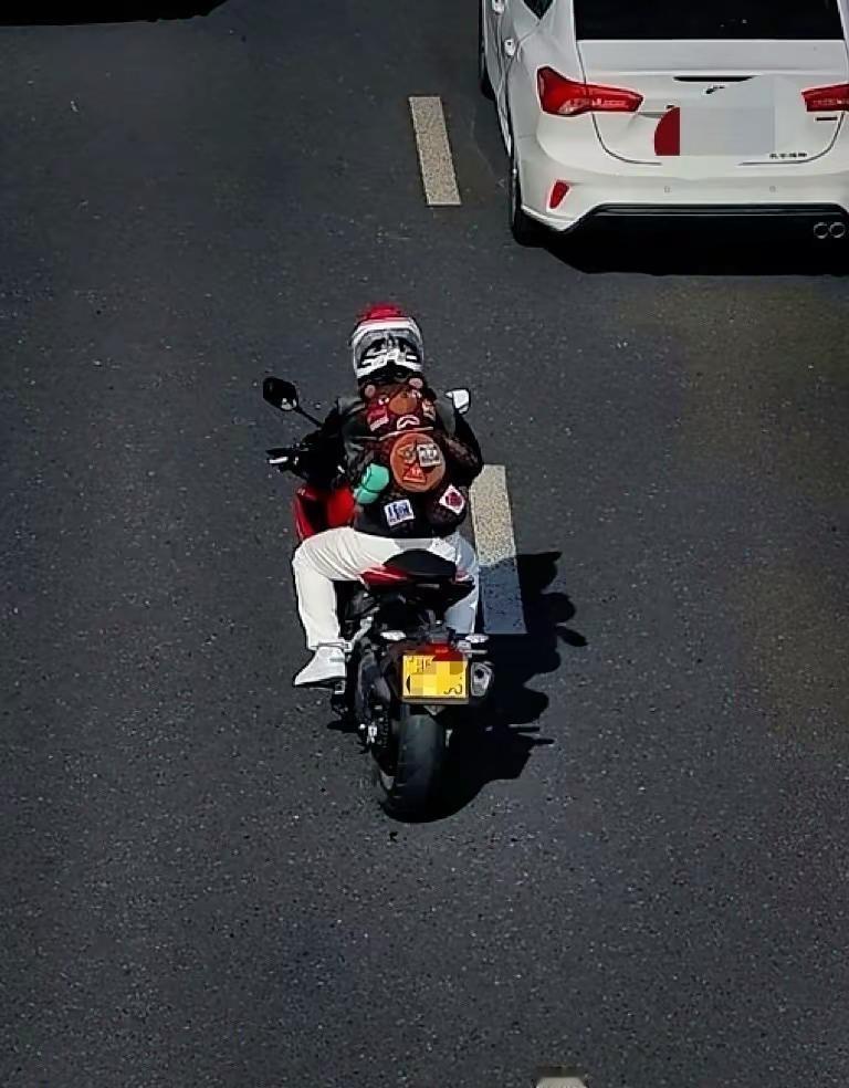 花钱的拍照怎么清晰度这么差？咱就说杭州你好歹装个高清摄像头可以不？拍的小还不清晰