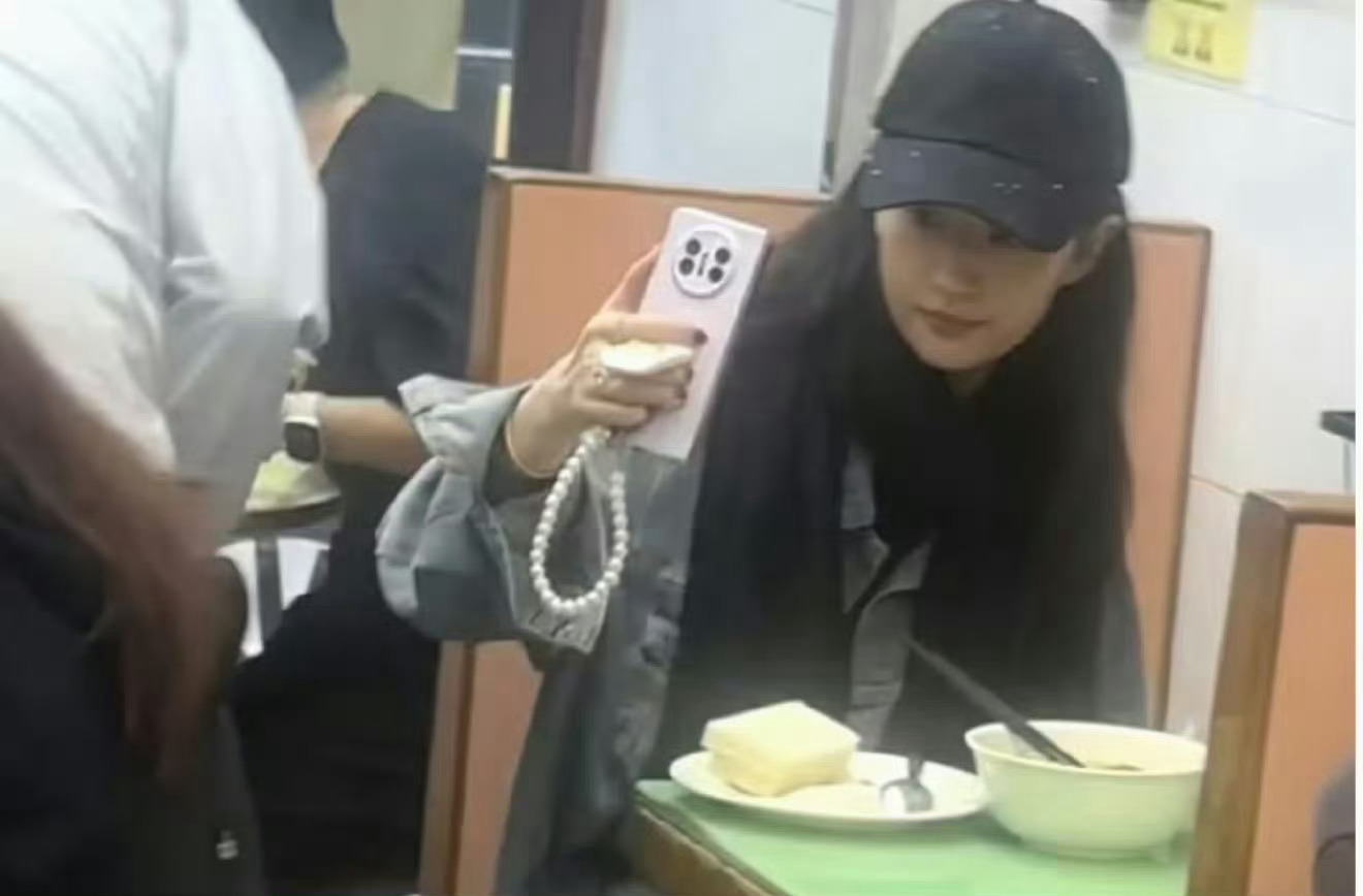 刘亦菲自拍发现被拍的反应什么？你怎么知道我老婆在给我拍照报备呢