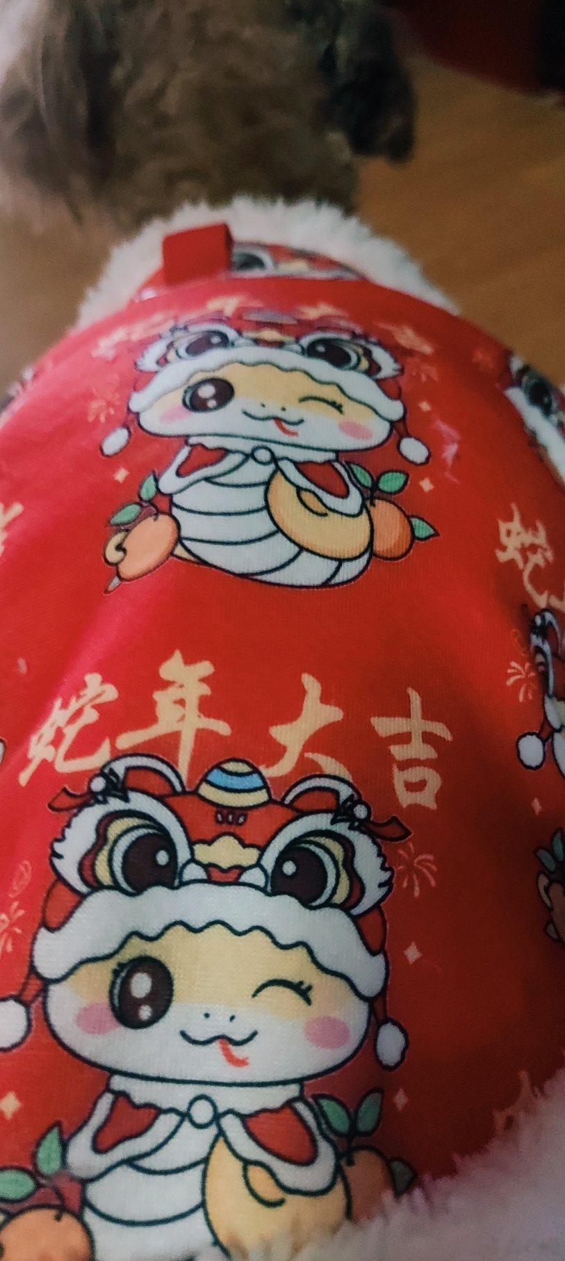 随手拍   乐乐过年新衣服到了，看着蛮喜庆，让我们一起欢欢喜喜迎新年。 心中有爱