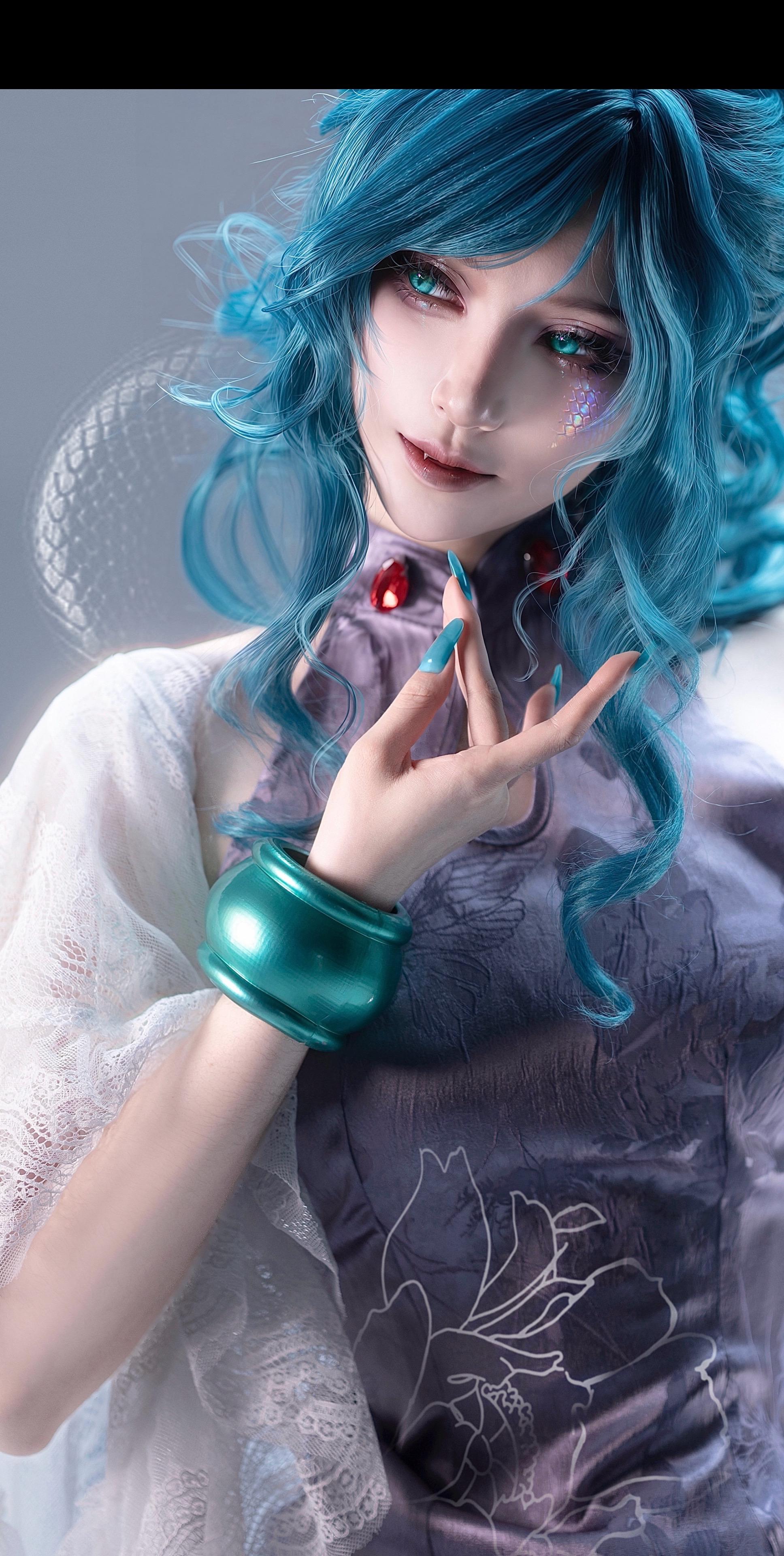 游蛇吐息。雁子姐这一身旗袍在漫画里真的很国风很特别