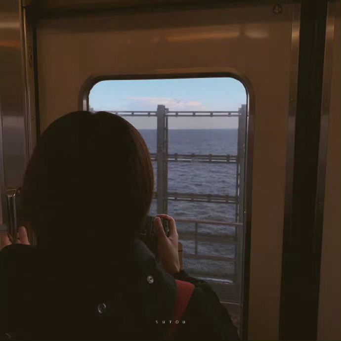 “  不要以为和你关系好的人就会善待你，  人心经不起揣测，保持分寸，  时常理