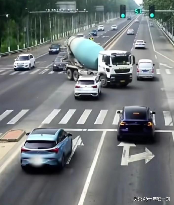 家人们，这个事故交警定责很明确：水泥罐车全责，白车无责！
白车是绿灯直行，路权最