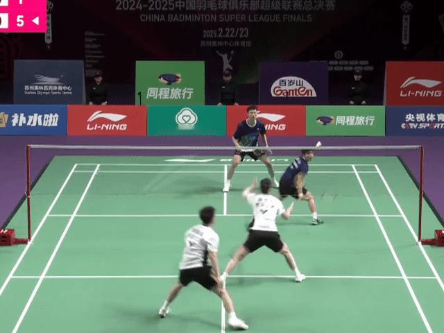黄东萍：蹲下去躲一下结果一屁股坐下去了😂 