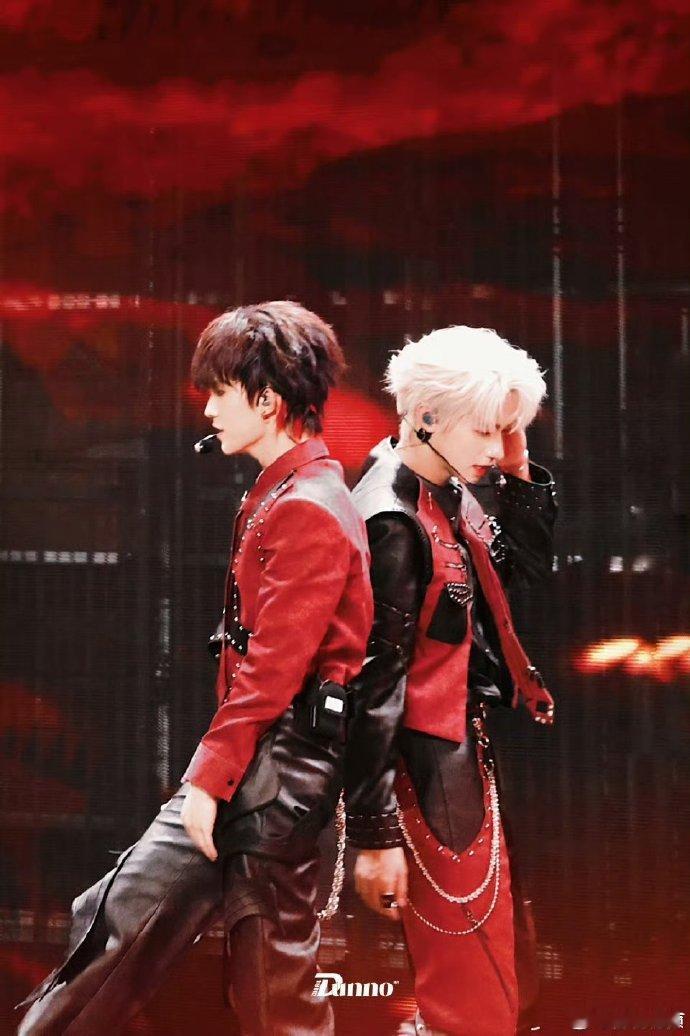 朱志鑫苏新皓双人舞台blow朱志鑫苏新皓双人热舞炸场 这舞台质感绝了！朱志鑫苏新