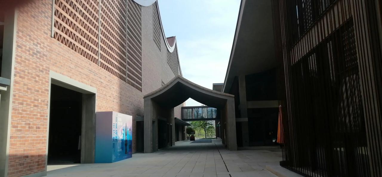那天跟孙女一起去吃汉堡，她很利索的点餐，坐在餐桌前等待叫号，然后，又是她把装着汉