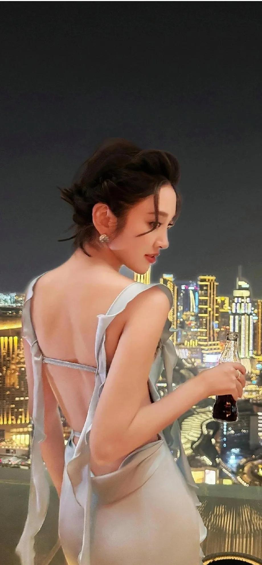唐艺昕这组图美到失语！红唇扎发+裙装，后背线条绝了
 
被唐艺昕美到了✨ 红唇配