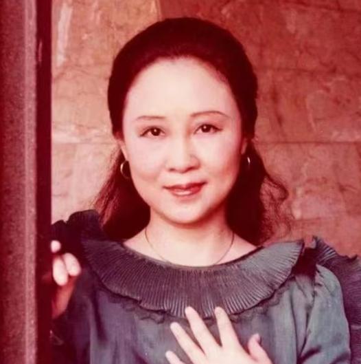 1964年，琼瑶离婚后，做了平鑫涛的情妇。当时平鑫涛的妻子哭着求她把丈夫还给自己