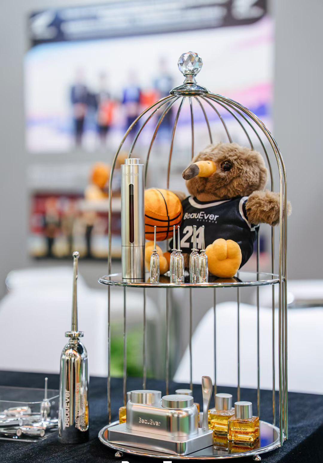 上联：月落一江水。如何对下联“烟笼两岸柳”，月对烟，一江水对两岸柳。