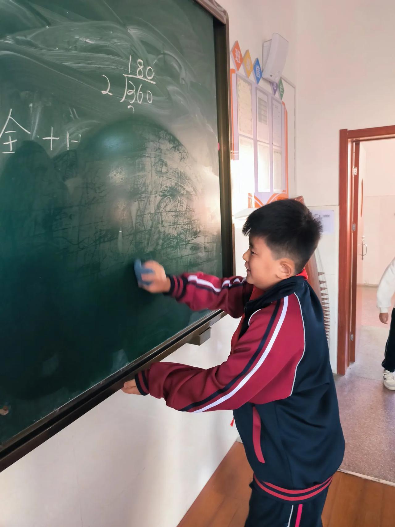 在一班上课前，黑板没有擦。我眼睛看着上面的内容，有一名学生跑过来擦黑板。

情商