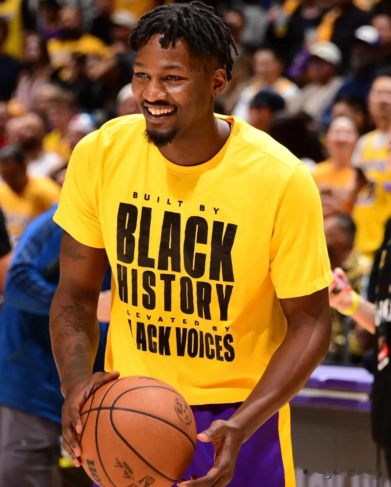 NBA官方有了新动态，晒出一张湖人球员多里安 - 芬尼 - 史密斯的照片，还送上