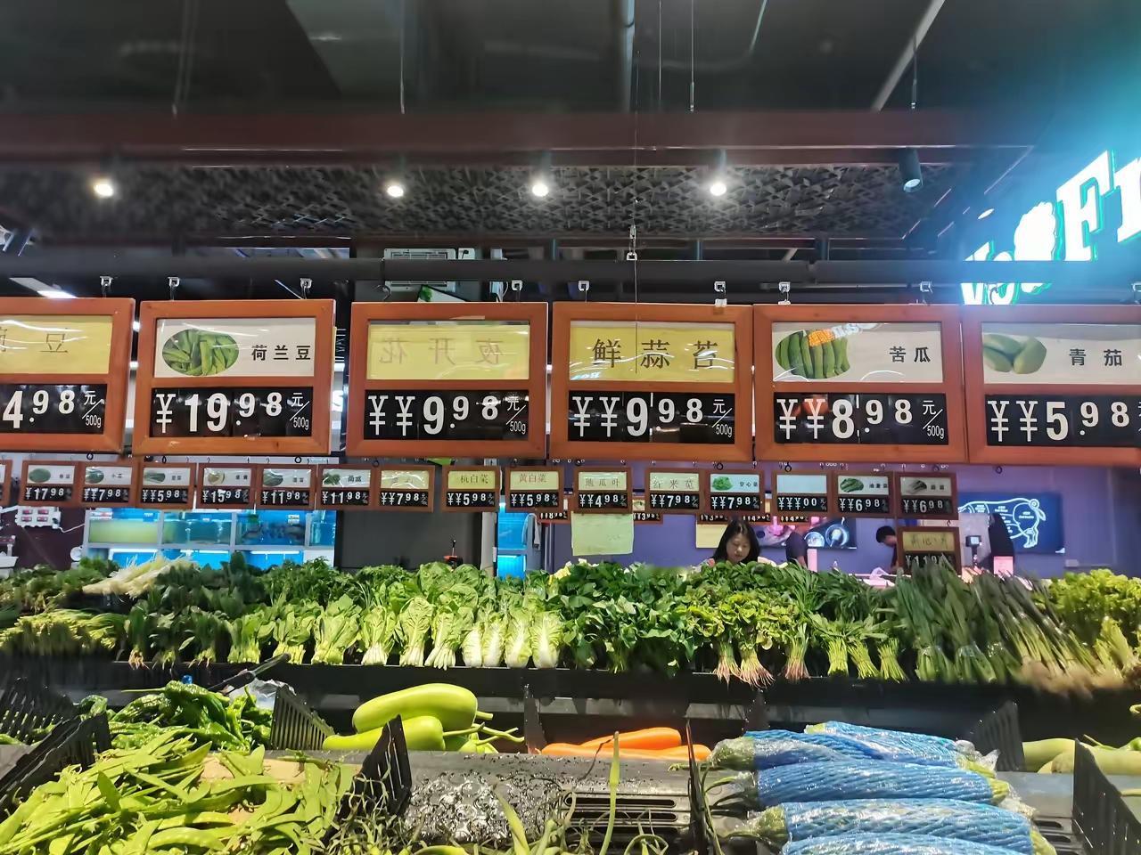 今天到楼下菜市场买了点菜，没想到这几天蔬菜价格高的没有谱了。掂量一下口袋里的钞票