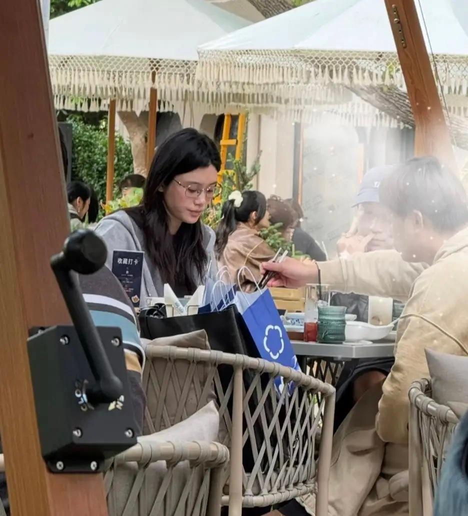 奚梦瑶和朋友现身上海一家餐厅吃饭，她穿着一身日常休闲服，长发披肩，身材又高又瘦，