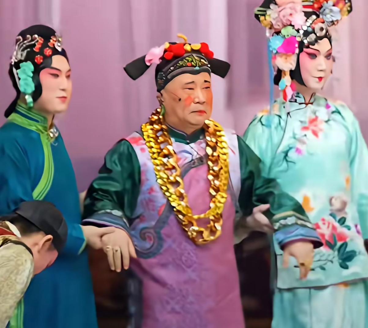 郭德纲这是打算主攻丑角了吗？
近期不少观众觉得观感怪异，扮相、着装、台上念白谈吐