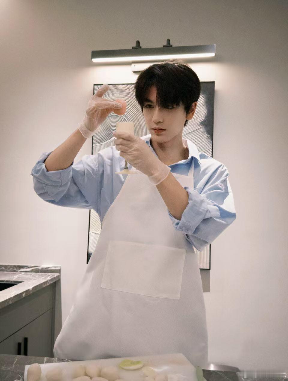 湖南卫视的20条安利，不如张凌赫的一个眼神杀！清冷感直接拉满 