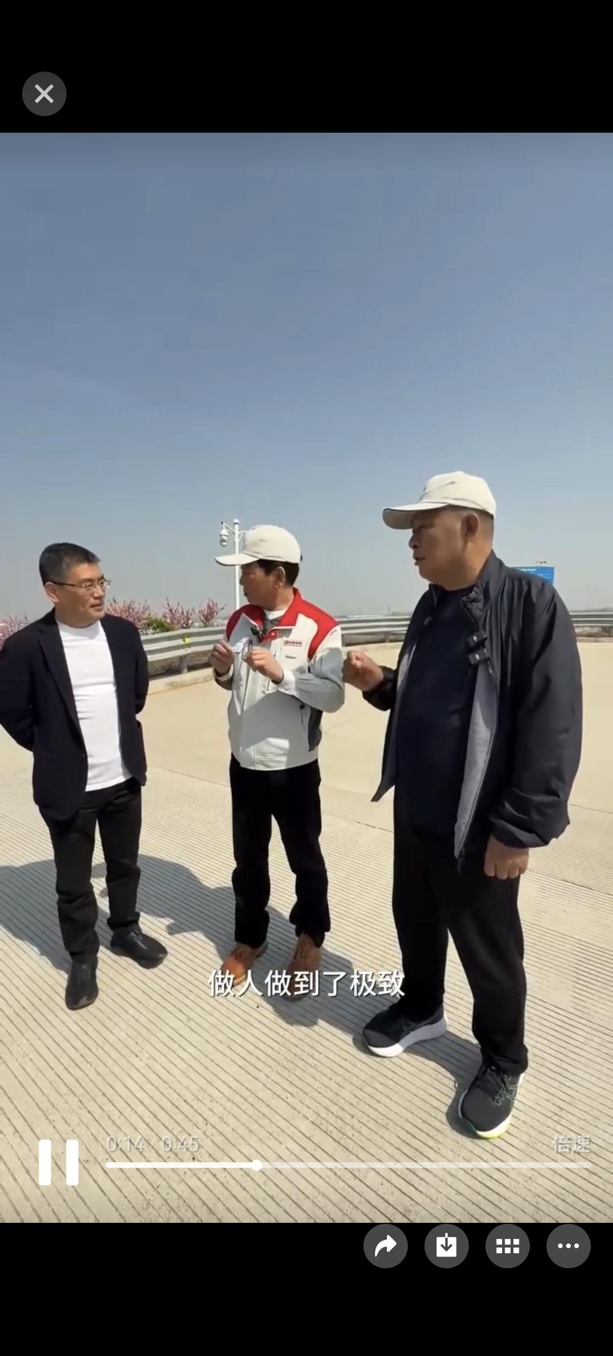 两个"反套路专业户"终于会师了。于东来跑去保定，和魏建军聊诚信经营、不割韭菜，看