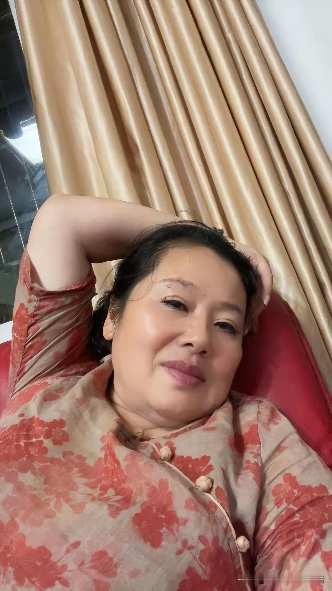 女人有两个关键点
一是五官好看
第二就是微胖
只要满足这两个条件
她就差不了
人