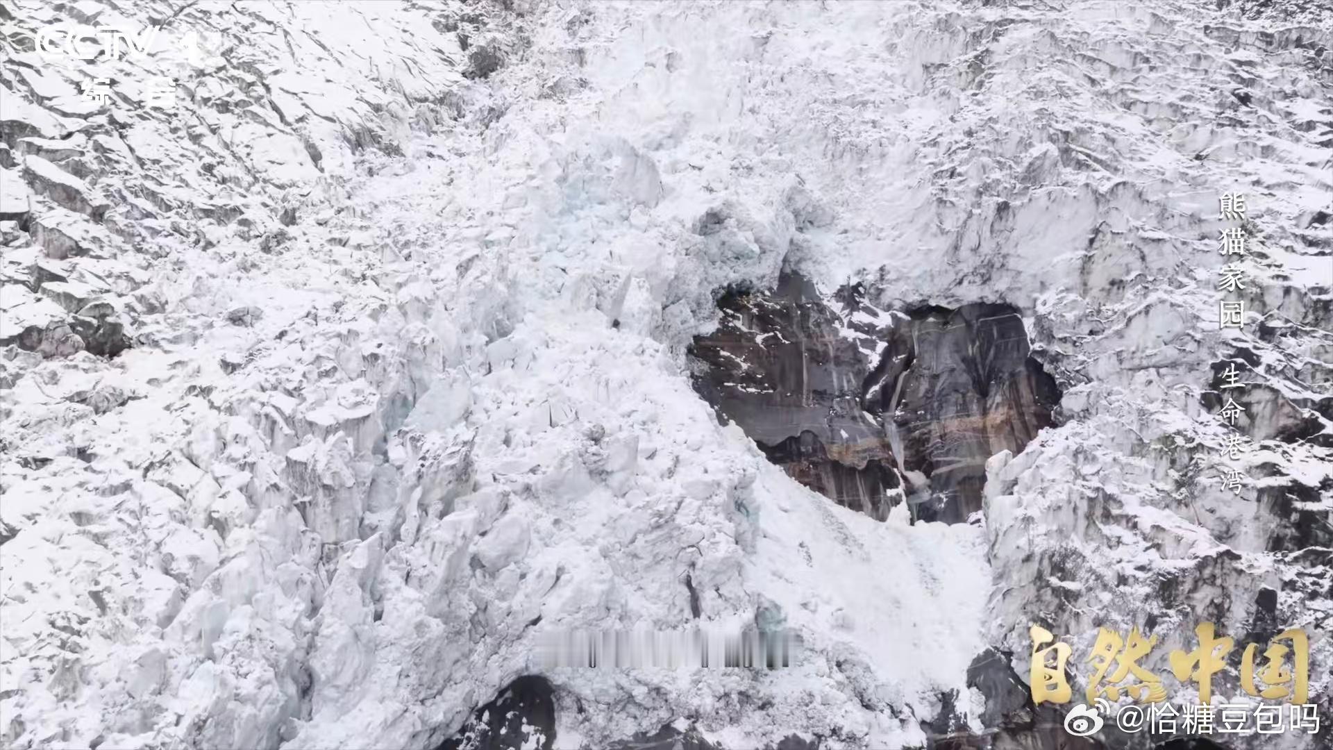 四川有一种脏脏包冰川 来四川才知道，不是所有冰川都洁白无瑕。这种裹满岩屑的脏冰，