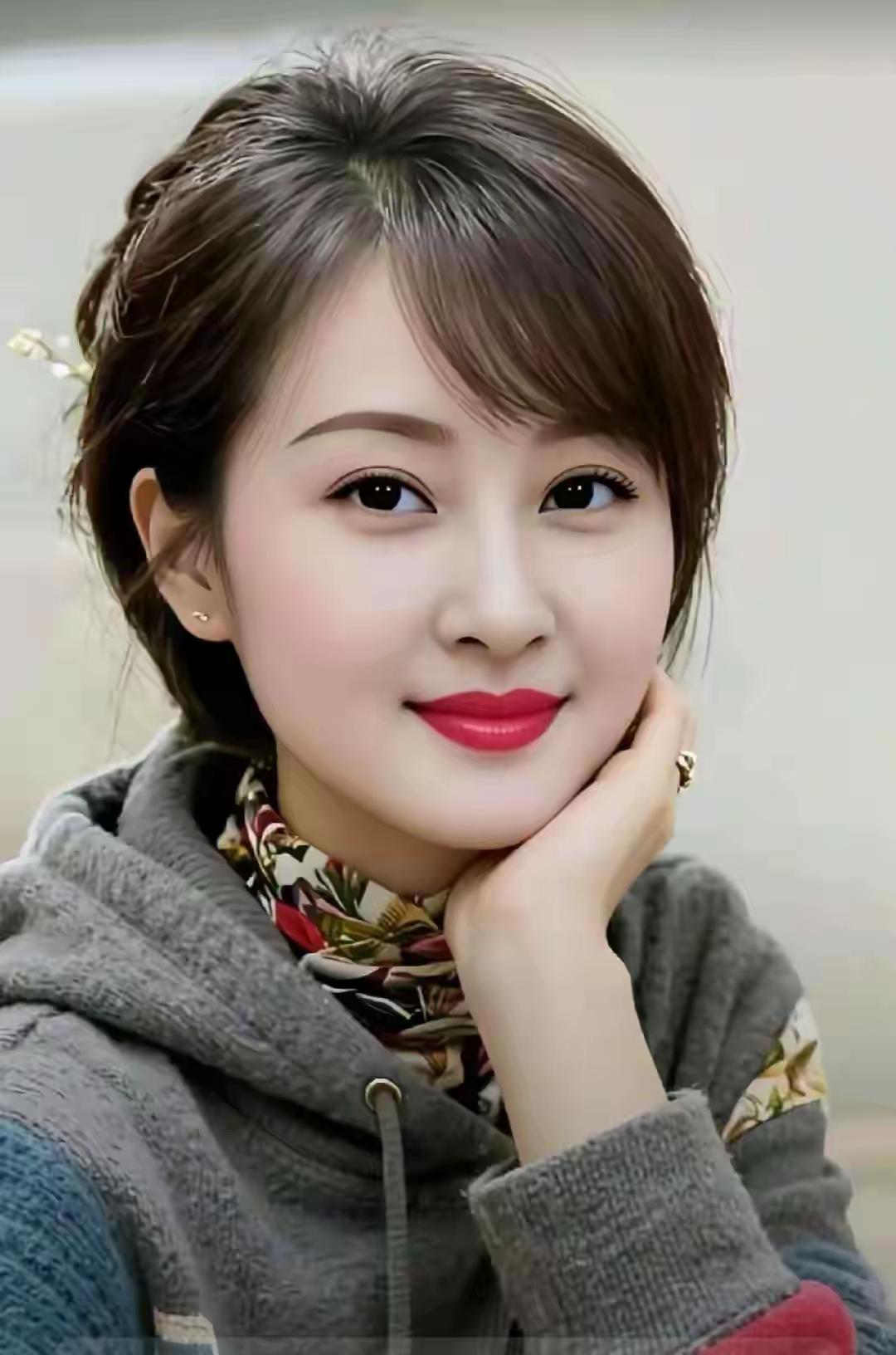 漂亮女人在不同阶段都有迷人之处。20岁时，如清新小夜曲，纯真笑容、勇敢追爱，像初