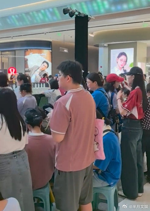 樊振东活动未开始商场已挤爆 玉泽活动，樊振东还没出现，商场先被挤爆。二楼一楼，各